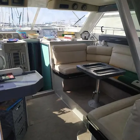 Ferretti 36 ' Bateau A Quai Vieux-port Festival La Croisette