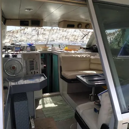 Ferretti 36 ' Bateau A Quai Vieux-port Festival La Croisette Botel