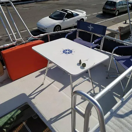 Botel Ferretti 36 ' Bateau A Quai Vieux-port Festival La Croisette Cannes