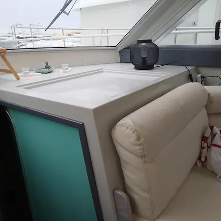 Botel Ferretti 36 ' Bateau A Quai Vieux-port Festival La Croisette