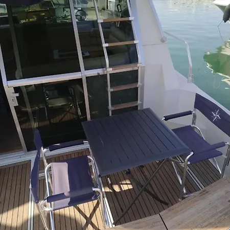 Ferretti 36 ' Bateau A Quai Vieux-port Festival La Croisette *