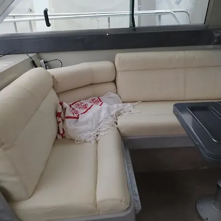 Ferretti 36 ' Bateau A Quai Vieux-port Festival La Croisette Cannes