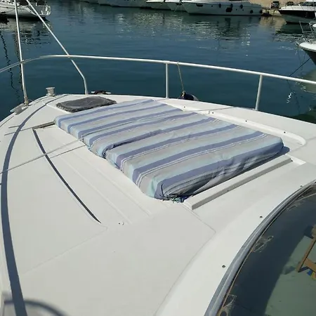 Ferretti 36 ' Bateau A Quai Vieux-port Festival La Croisette