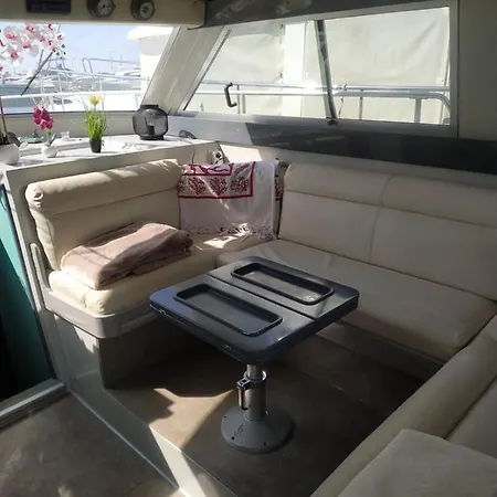 Botel Ferretti 36 ' Bateau A Quai Vieux-port Festival La Croisette Cannes