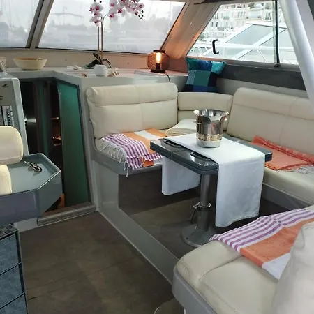 Ferretti 36 ' Bateau A Quai Vieux-port Festival La Croisette Cannes