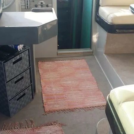 Ferretti 36 ' Bateau A Quai Vieux-port Festival La Croisette Botel Cannes