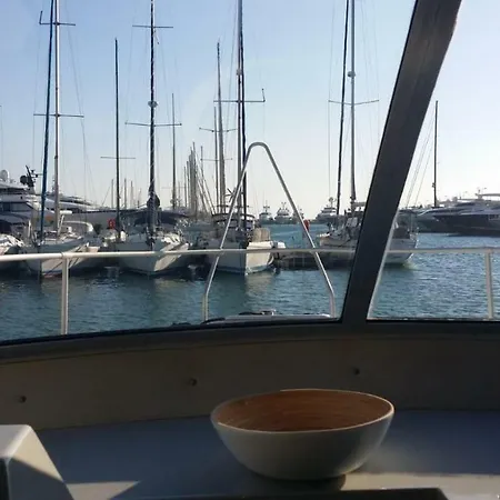 Botel Ferretti 36 ' Bateau A Quai Vieux-port Festival La Croisette