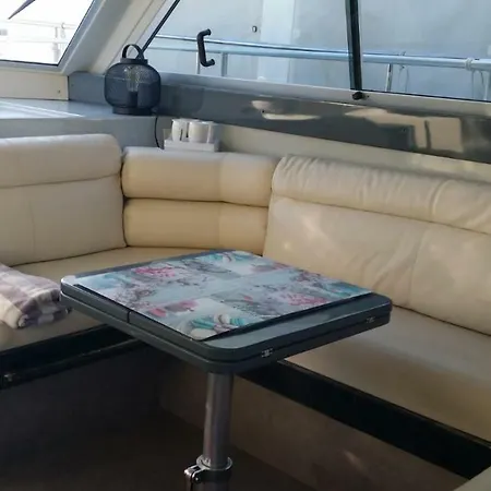 Ferretti 36 ' Bateau A Quai Vieux-port Festival La Croisette *