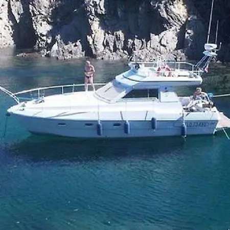 Botel Ferretti 36 ' Bateau A Quai Vieux-port Festival La Croisette Cannes