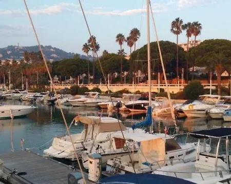 Ferretti 36 ' Bateau A Quai Vieux-port Festival La Croisette Cannes