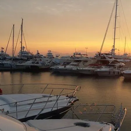 Ferretti 36 ' Bateau A Quai Vieux-port Festival La Croisette Botel Cannes